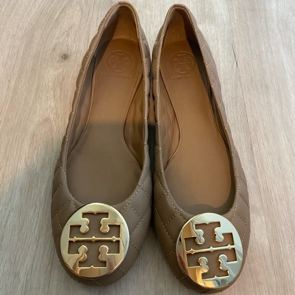 Never been worn Tory Burch quilted flats size 9